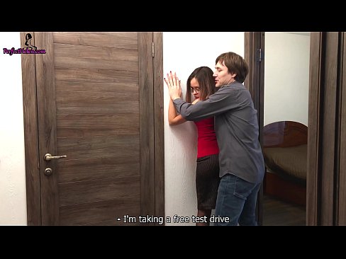 ❤️ Σέξι μεσίτρια τραβάει αισθησιακά το μουνί της και γαμάει ενώ πουλάει το διαμέρισμά της - Krempai Πορνό βίντεο ❤